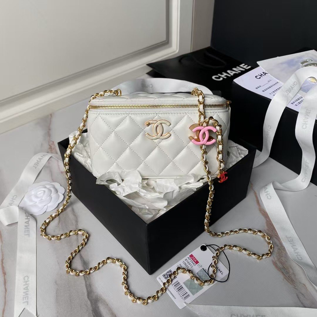 Chanel AP3940 Lambskin Cosmetic Bag Shiny Lambskin Enamel & Gold Metal White AP3940 u767du827 product photo 1